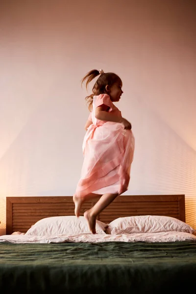 Mała Biała Dziewczynka Bawi Się Dobrze Wskakuję Łóżka Świąteczny Poranek — Zdjęcie stockowe