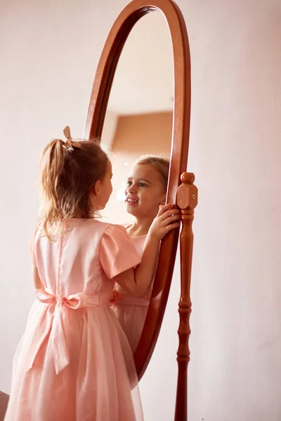Adorabile Bambina Caucasica Che Guarda Allo Specchio Ragazza Divertente Giocare — Foto Stock