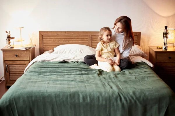 Küçük beyaz bir kız annesiyle eğleniyor. Mutlu aile noeli konsepti