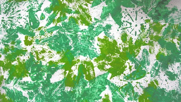 Farklı tonları olan yeşil yapraklar, gouache ile boyanmış. boya damgası