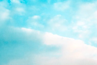 Mavi gökyüzüne karşı büyük beyaz bulut