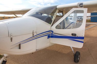 Havaalanında ultra hafif uçak var. Kapıyı aç. Kapat.