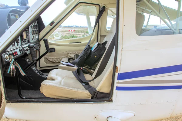 Ultraleichtflugzeuge auf dem Flughafen. Offenes Cockpit. Nahaufnahme — Stockfoto