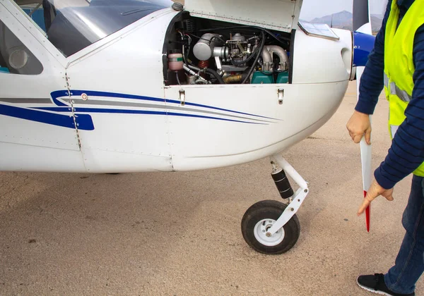 Aeronaves ultra leves no aeroporto. O homem que prepara o avião para o voo. Fechar — Fotografia de Stock