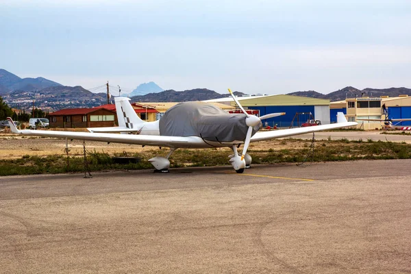 Ultra light aircraft at the airport. View from afar — Stock Photo, Image