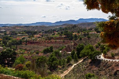 İspanya, Novelda yakınlarındaki bir tepeden güzel bir manzara. Vadideki bahar ağaçları