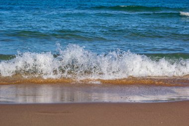 Güneşli havada deniz. Dalgalar. Yüksek kalite fotoğraf