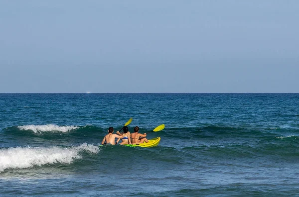 Havet Soligt Väder Vågor Kajakpaddling Högkvalitativt Foto — Stockfoto