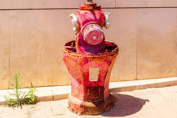 Sokaktaki eski yangın musluğu. Yüksek kalite fotoğraf