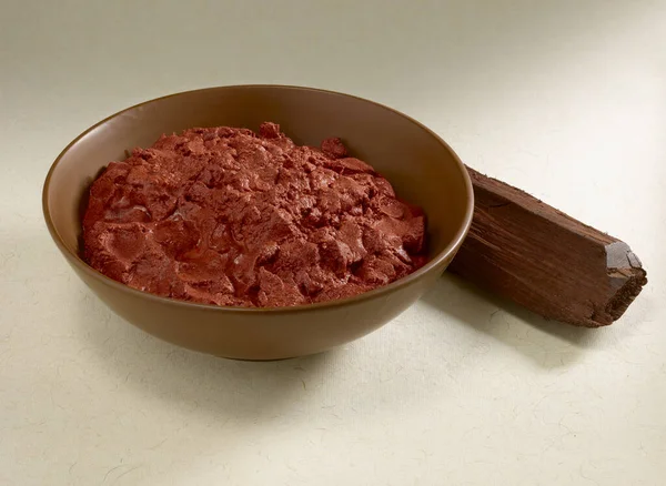 Yüz bakımı için Ayurvedic kırmızı sandal ağacı macunu