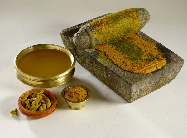 Zerdeçal macunu hazırlamak için Ayurvedic geleneksel metodu