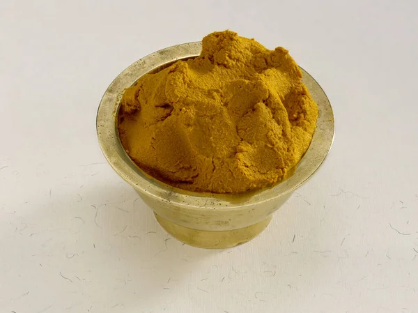 Yüz bakımı için Ayurvedic zerdeçal macunu