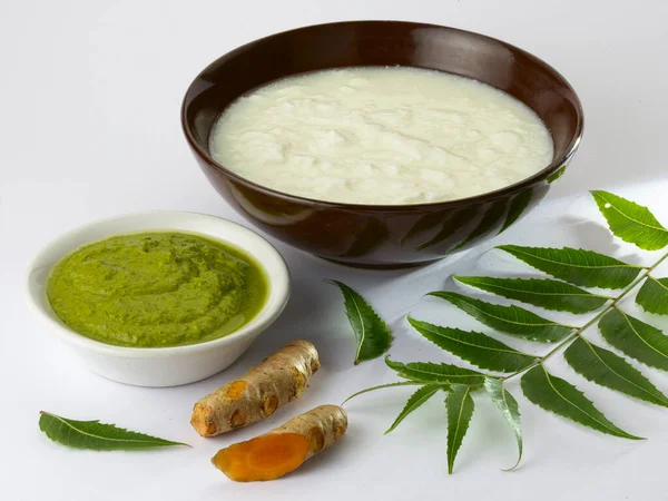 Ayurvedik kaymak ve neem zerdeçal macunu. Doğal bitkisel şifa.
