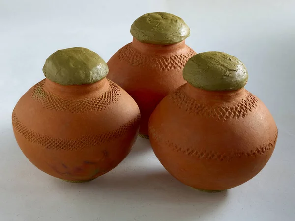 İlaç saklamak için Ayurvedic toprak kaplar. Doğal bitkisel şifa.