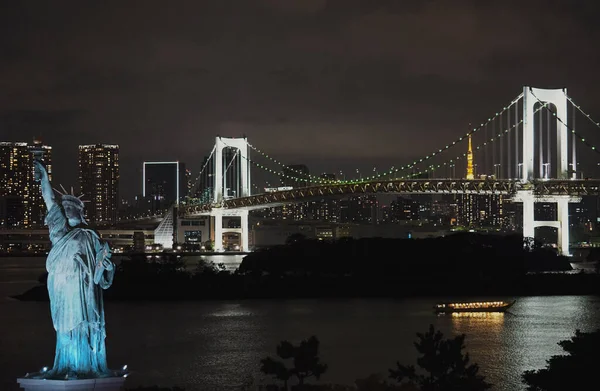 Odaiba Tokyo 'da bulunan Özgürlük ve Köprü Heykeli' nin arka planında Tokyo silueti var.            