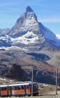 İsviçre treni Zermatt 'ta Alplerde karlı Matterhorn arka planda