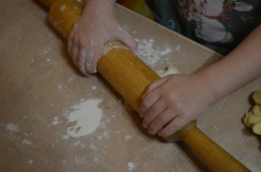 Çocuk parayı masanın üzerine serer.