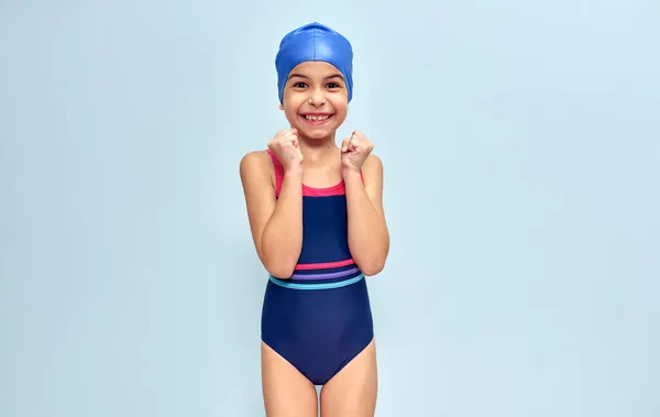 스튜디오 배경에 고립된 수영복을 소녀의 스튜디오 이미지 수영을 긍정적 아이는 — 스톡 사진