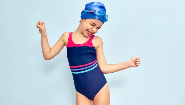 그녀가 대회에서 고글을 모자를 수영을 소녀의 스튜디오 고립되어 — 스톡 사진