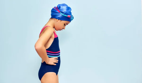 수영하기 아래를 내려다보고 모자를 귀여운 아이가고 수영복을 수평으로 보이는 스튜디오 스톡 이미지