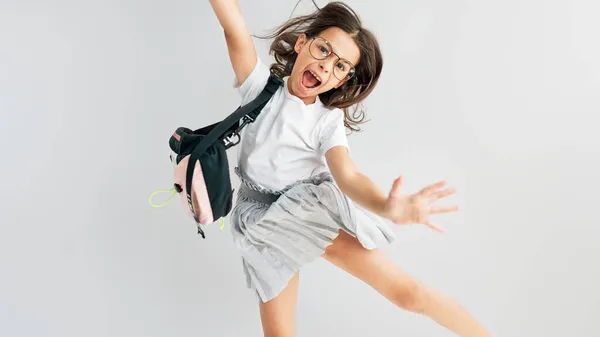 Imagem Estúdio Horizontal Uma Estudante Positiva Óculos Com Mochila Sorrindo — Fotografia de Stock