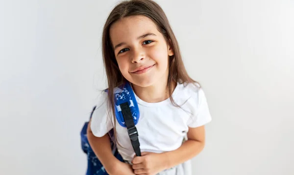Schattig Schoolmeisje Lachend Wit Shirt Met Blauwe Rugzak Kijkend Naar — Stockfoto