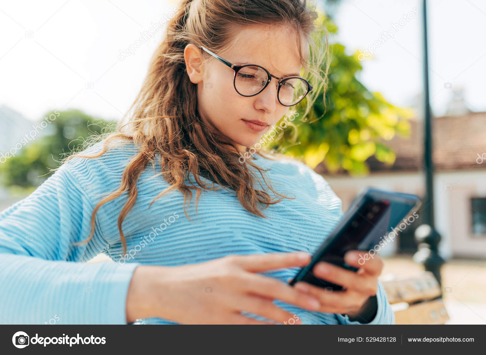 Retrato Una Hermosa Mujer Jersey Azul Anteojos Sentada Banco