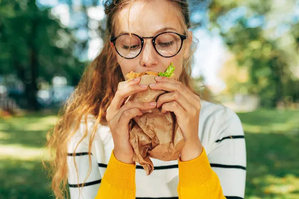 Güzel Bir Kız Öğrencinin Açık Hava Portresi Vejetaryen Bir Sandviçle — Stok fotoğraf