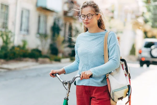 Estudiante Femenina Que Universidad Con Una Bicicleta Vintage Día Soleado —  Fotos de Stock