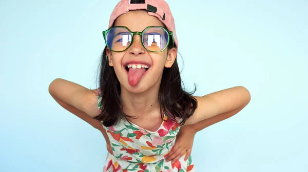 Criança Engraçada Óculos Boné Rosa Olhando Para Câmera Mostrando Sua — Fotografia de Stock