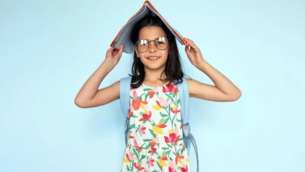 Retrato Estúdio Menina Estudante Bonita Colocando Segurando Livro Acadêmico Sua — Fotografia de Stock