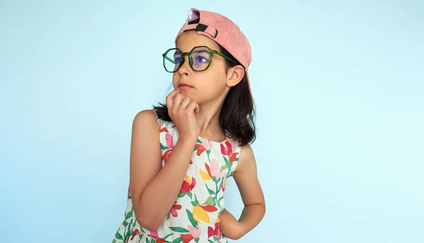 Retrato Estúdio Uma Criança Pensativa Vestindo Vestido Colorido Boné Rosa — Fotografia de Stock