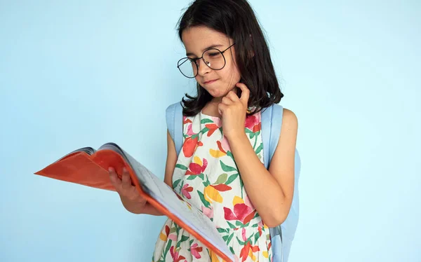 Retrato Uma Menina Criança Anos Idade Vestida Com Vestido Colorido — Fotografia de Stock