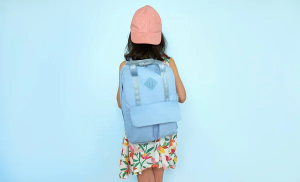 Visão Traseira Uma Criança Vestido Colorido Boné Rosa Mochila Azul — Fotografia de Stock