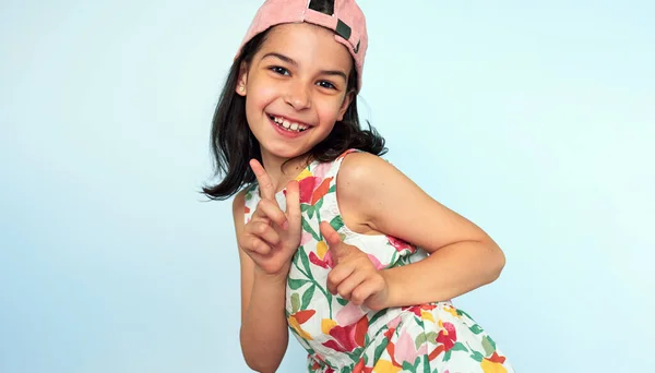 Criança Alegre Vestido Verão Boné Rosa Apontando Para Câmera Por — Fotografia de Stock