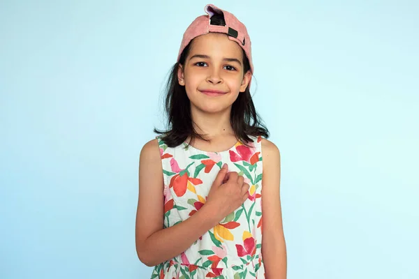 Retrato Uma Criança Sorridente Vestindo Vestido Colorido Boné Rosa Olhando — Fotografia de Stock