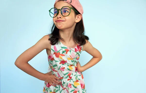 Criança Insatisfeita Vestida Vestido Colorido Boné Rosa Óculos Posando Fundo — Fotografia de Stock