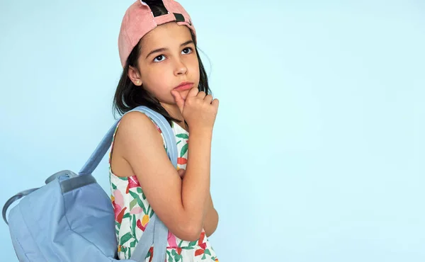 Miúdo Atencioso Vestindo Vestido Colorido Boné Rosa Olhando Para Lado — Fotografia de Stock