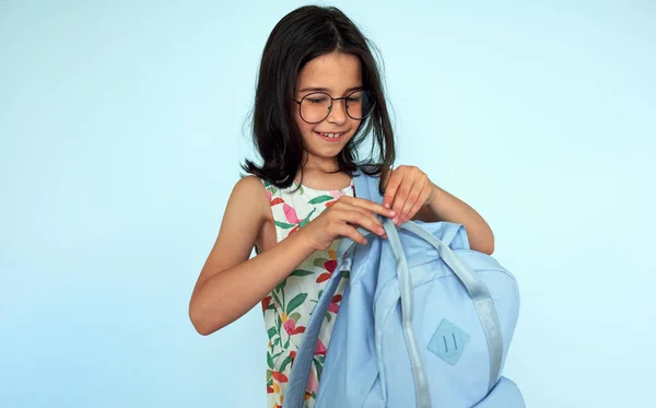 Horizontales Bild Eines Lächelnden Kleinen Mädchens Sommerkleid Das Morgens Seinen — Stockfoto