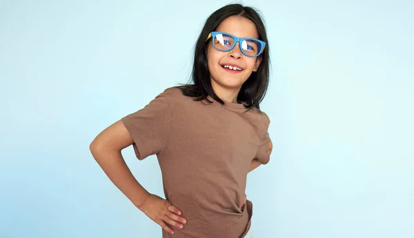 Criança Sorridente Vestindo Uma Camiseta Marrom Óculos Azuis Olhando Para — Fotografia de Stock