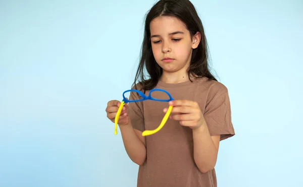 Ein Müdes Kind Braunen Shirt Blickt Auf Ihre Brille Die — Stockfoto