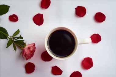 Bir fincan Americano kahvesi, üzerinde 