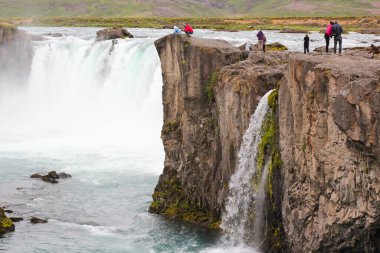 Yazın İzlanda 'da Godafoss şelalesi