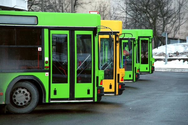 Gröna Och Gula Bussar Busstationen — Stockfoto