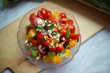 Cam bir kâsede canlı domates salatası. 