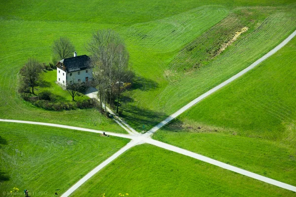 Carrefour Maison Individuelle Vue Sur Herbe Verte — Photo