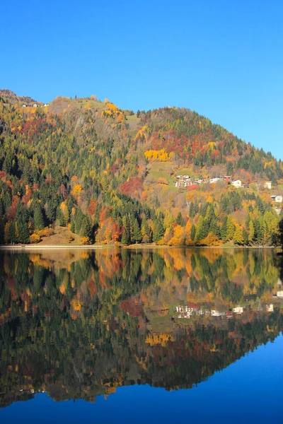 イタリアのドロマイト山の湖の秋 — ストック写真