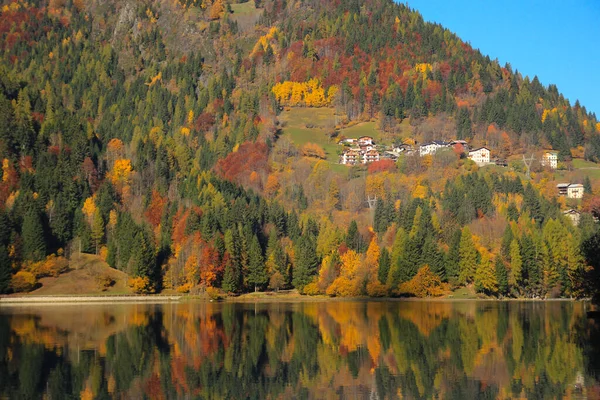 イタリアのドロマイト山の湖の秋 — ストック写真