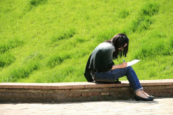 A woman sitting on a bench — Stock Photo, Image