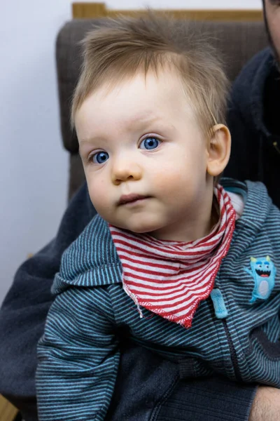 Leuke Baby Boy met een rode strepen slabbetje — Stockfoto